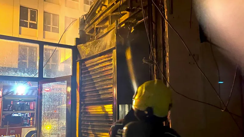 Balıkesir'in Karesi ilçesinde bir iş yerinde gece saatlerinde çıkan yangın,