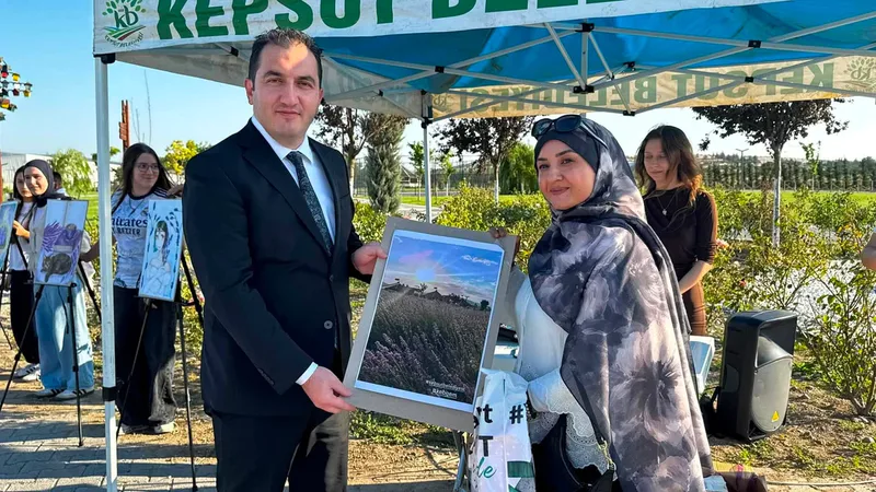 Kepsut Belediyesi öncülüğünde bu yıl ikincisi düzenlenen Lavanta Hasat Şenliği,