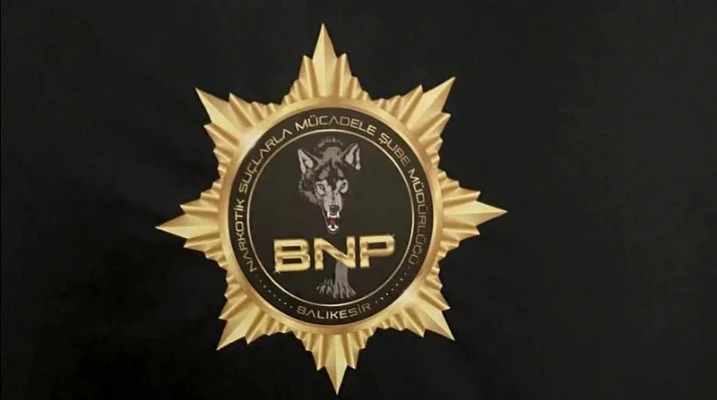 Balıkesir'in Savaştepe ilçesinde narkotik polislerinin düzenlediği operasyonda bir otomobilde 3