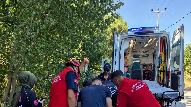 Savaştepe ilçesi Yeşilhisar Mahallesi'nde kontrolden çıkan traktörün şarampole yuvarlanması sonucu