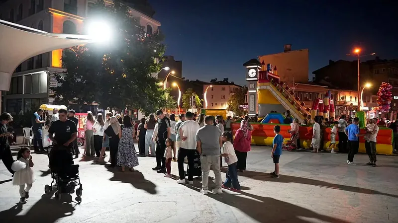 Sındırgı Belediyesi'nin Cumhuriyet Meydanı'nda düzenlediği Çocuk Şenliği, masal atölyeleri, şişme