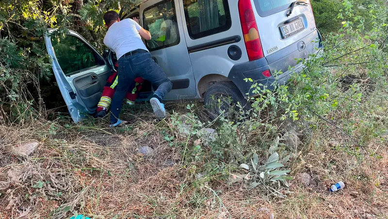 Sındırgı ilçesinde Simav karayolu üzerinde seyir halindeki hafif ticari araç,