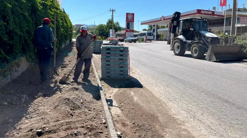Sındırgı Belediyesi, ilçe genelinde yürüttüğü kilit parke taşı döşeme ve