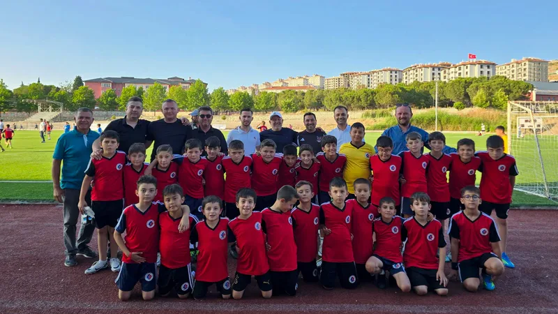 Sındırgı Belediyespor'un ev sahipliğinde Atatürk Stadyumu'nda düzenlenen Dostluk ve Hazırlık