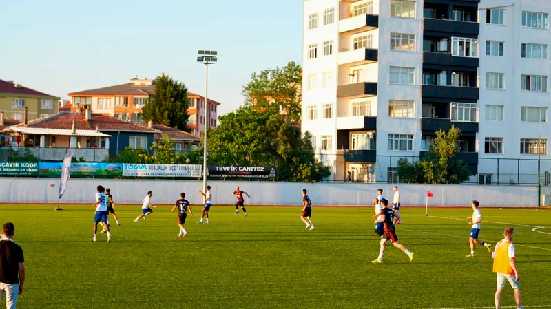 Susurluk'ta düzenlenen 2026 Yılı Geleneksel Kaymakamlık Futbol Turnuvası, nefes kesen