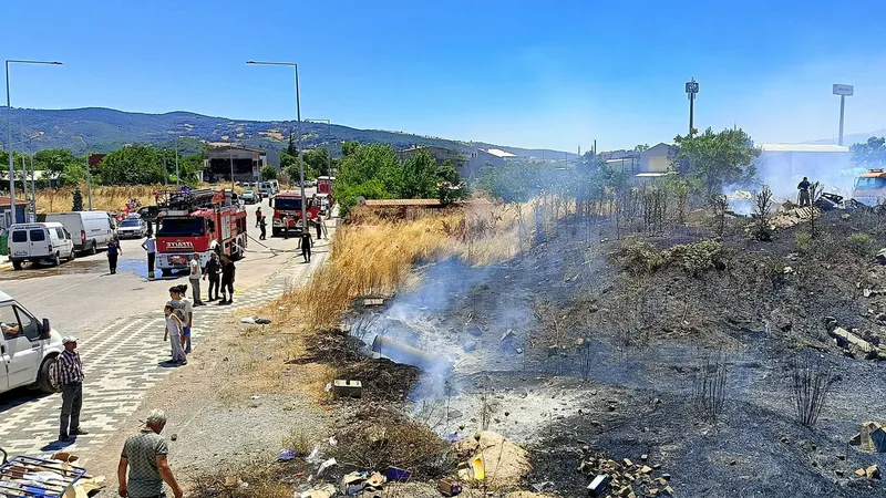Susurluk ilçesi Orta Mahalle'de boş arazide çıkan ot yangını, rüzgarın