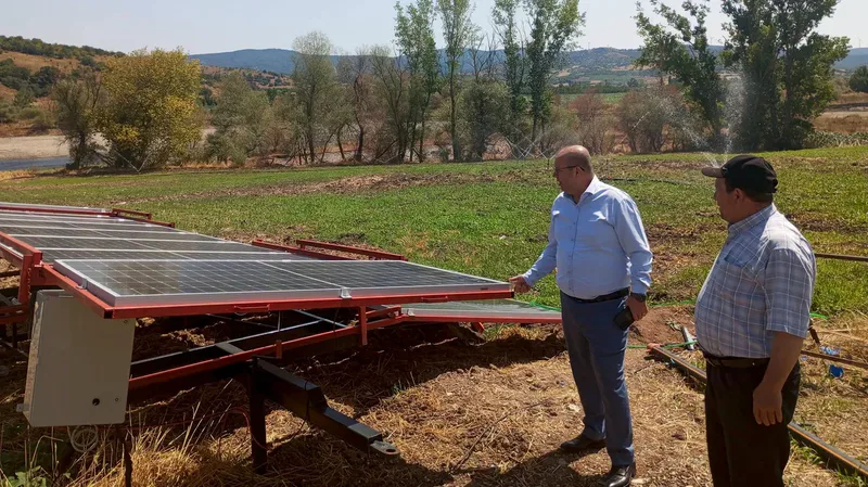 Susurluk Kaymakamı Turgut Gülen, Bozen Mahallesi'nde güneş enerjisi panelleriyle kuyudan