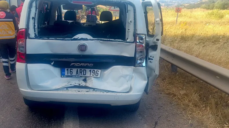 Balıkesir-Bursa karayolunun Susurluk ilçesi geçişinde tır ile hafif ticari aracın