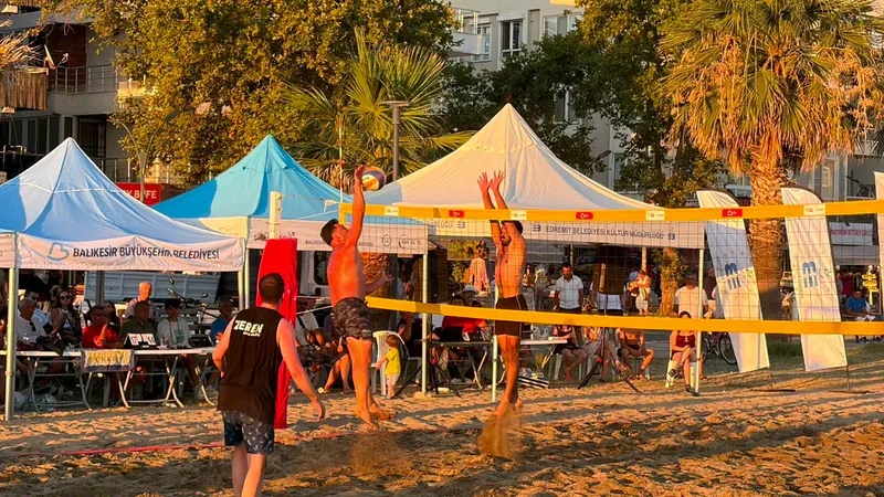 Edremit Belediyesi'nin destekleriyle bu yıl 8'incisi düzenlenen Zeytinli Altınkum Plaj
