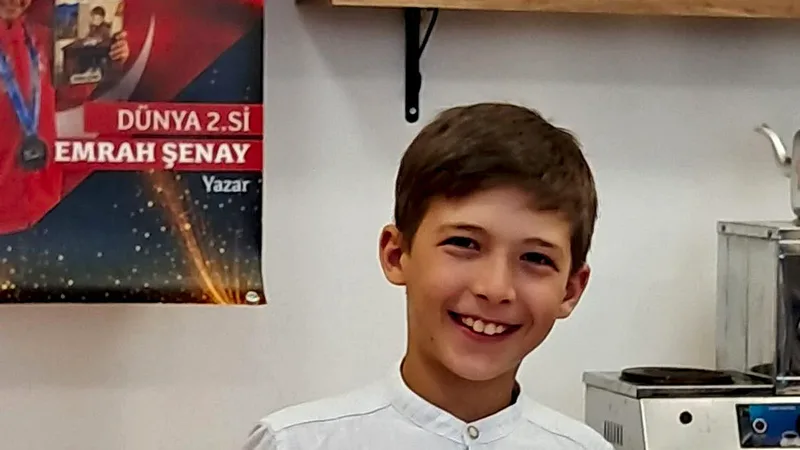 Şampiyon sporcu 10 yaşındaki Emrah Şenay, 'Madalyadan Kitaba' adlı eserini