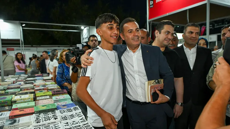 Balıkesir Büyükşehir Belediye Başkanı Ahmet Akın, 8. Edremit Kitap Fuarı'nın