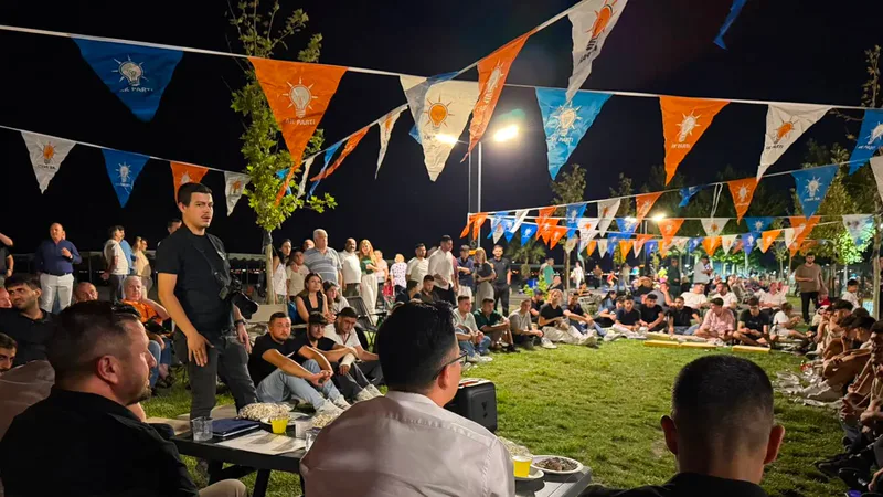 AK Parti Balıkesir teşkilatı, 'Bir Yaz Akşamı Söz Gençlikte Edremit'
