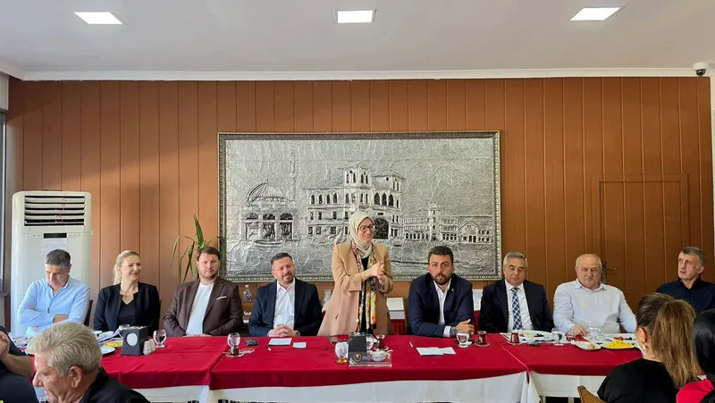 AK Parti Genel Başkan Yardımcısı Belgin Uygur ve milletvekilleri, Bandırma'nın