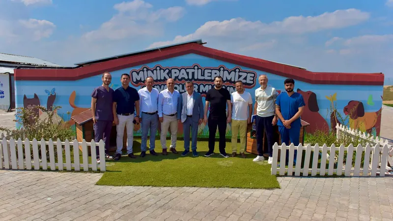 Altıeylül Belediye Başkanı Hakan Şehirli, başkan yardımcılarıyla birlikte Hayvan Bakımevi