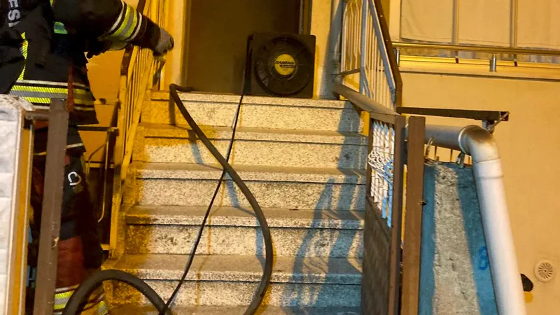 Balıkesir'in Altıeylül ilçesinde bir apartmanın zemin katında çıkan yangın, itfaiye