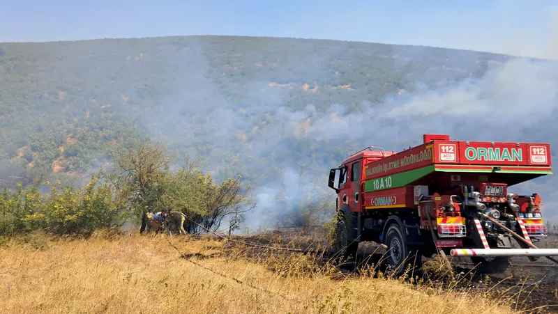Balıkesir'in Altıeylül ilçesi Yeşilyurt Mahallesi'nde çıkan arazi yangını, itfaiye ve