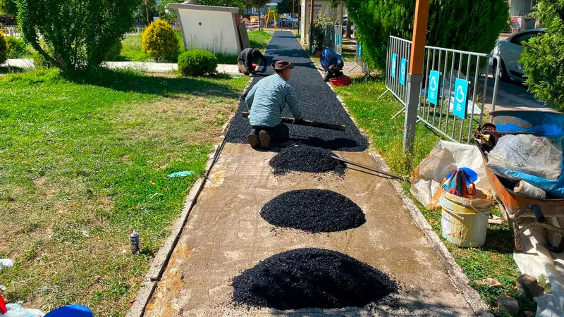 Altıeylül Belediyesi, ilçedeki 11 parkta semt spor sahaları, tel örgüler