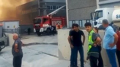 Altıeylül Organize Sanayi Bölgesi'ndeki bir geri dönüşüm merkezinde çıkan yangın,