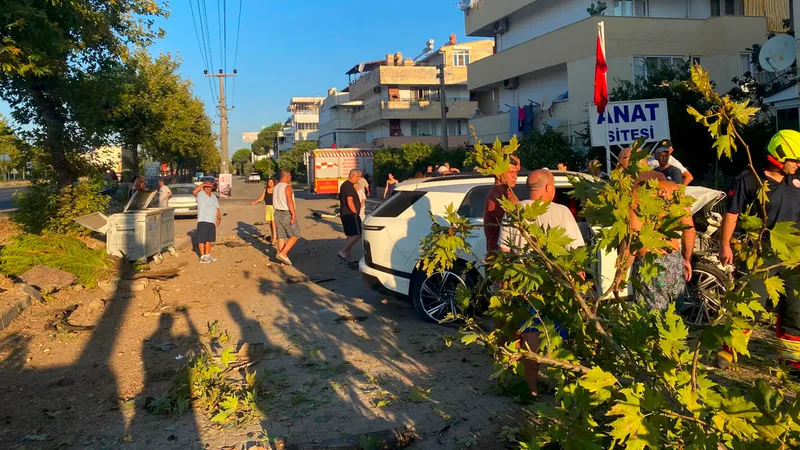 Balıkesir'in Edremit ilçesi Altınoluk Mahallesi girişinde otomobil, sürücüsünün direksiyon hakimiyetini