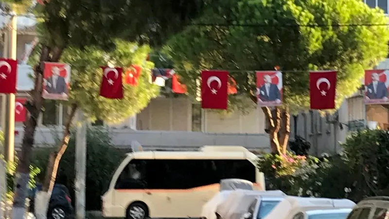 Ayvalık'ın Sarımsaklı mahallesinde bulunan Çamlı Sokak, 30 Ağustos Zafer Bayramı
