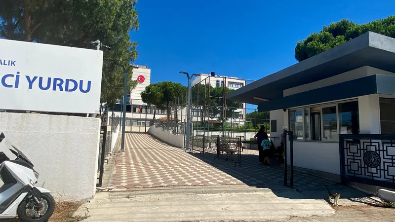 Ayvalık ve Gömeç'te büyüyen orman yangını nedeniyle tahliye edilen vatandaşlar,