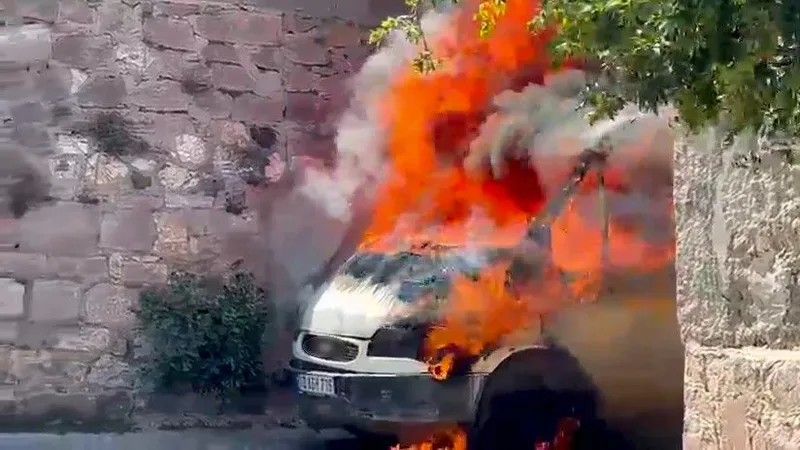 Ayvalık ilçesinde bir halı yıkama firmasına ait kamyonet, halıları müşterilere