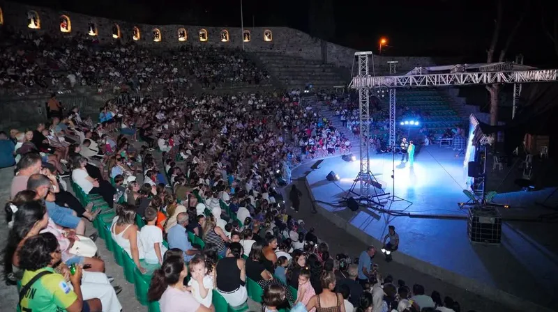 Ayvalık Belediyesi'nin ev sahipliğinde Amfi Tiyatro'da sahnelenen ücretsiz Küçük Prens