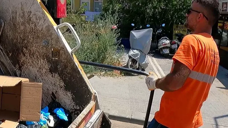 Ayvalık ilçesinde tonlarca atığı büyük özveriyle toplayan temizlik personelinin çöp