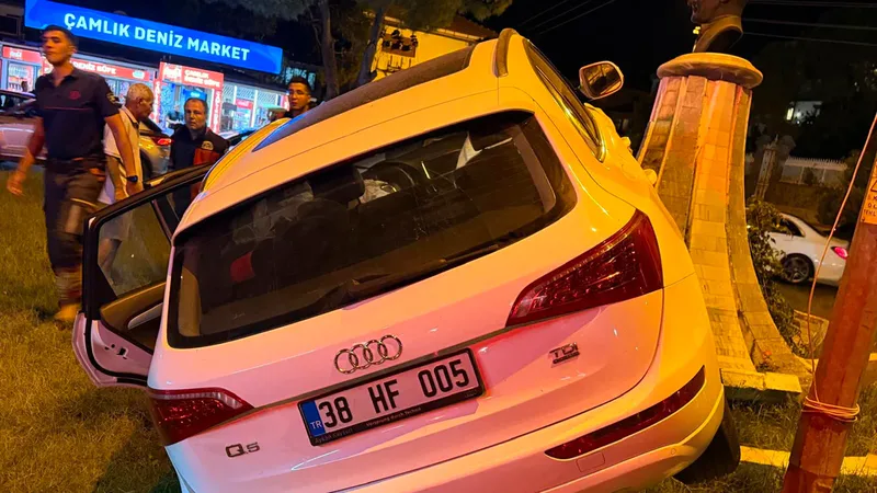 Ayvalık'ta sürücünün fenalaşarak direksiyon kontrolünü kaybetmesi sonucu otomobil, park halindeki