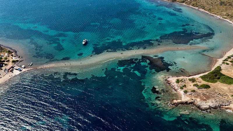 Ayvalık'ta Cunda Adası ile Maden Adası arasındaki Yalancı Boğaz, yaz