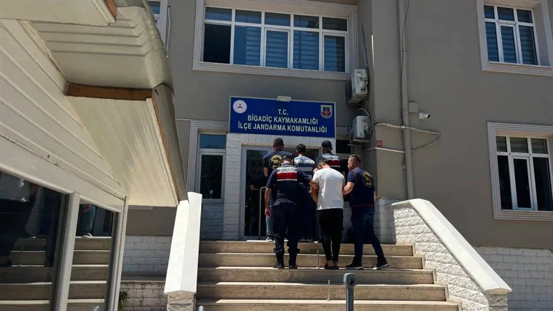 Balıkesir'in İvrindi ilçesinde 3 küçükbaş hayvanı çalan İ.K. ve C.D.,