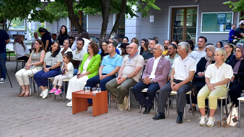 Balıkesir Üniversitesi'nin ev sahipliğinde düzenlenen Bilim Kafe etkinliğinde vatandaşlara ücretsiz