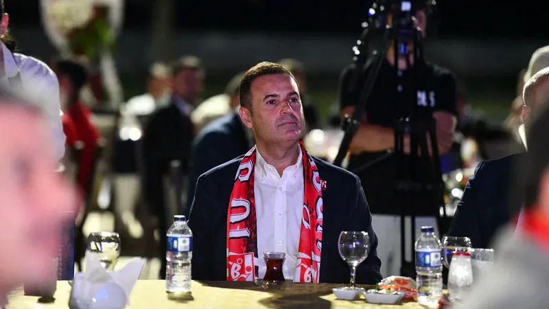 Balıkesir Büyükşehir Belediye Başkanı Ahmet Akın, Balıkesirspor'un 'Şanla Şerefle 60.