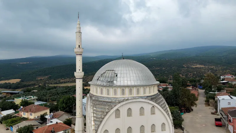 Bandırma ilçesine bağlı Dedeoba Mahallesi'ndeki caminin kubbesi, şiddetli poyraz nedeniyle