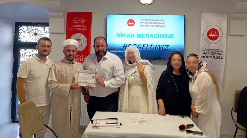 Bandırma'da ihtida merasiminde Kelime-i Şehadet getiren İngiliz Kyle Hywel Nutt,