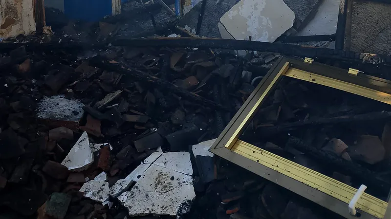 Bandırma'ya bağlı Yeşilçomlu Mahallesi'nde çıkan yangın, tek katlı bir evi