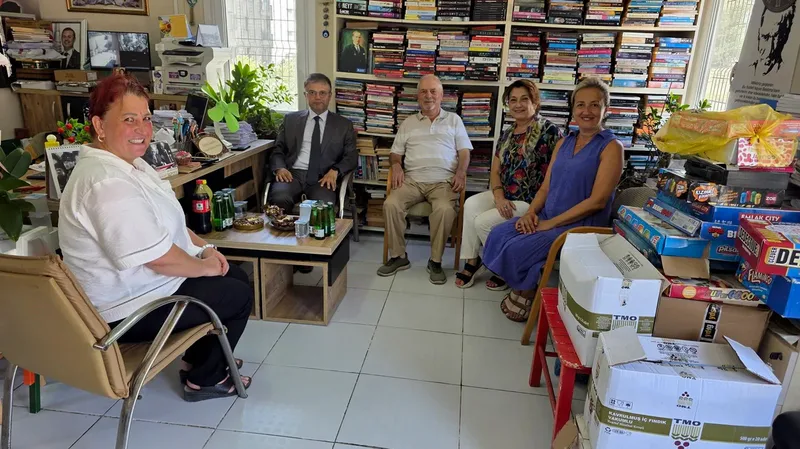 Bandırma Kaymakamı Recep Öztürk, Paşakent Mahallesi Muhtarı Nurten Sarıaltın ile