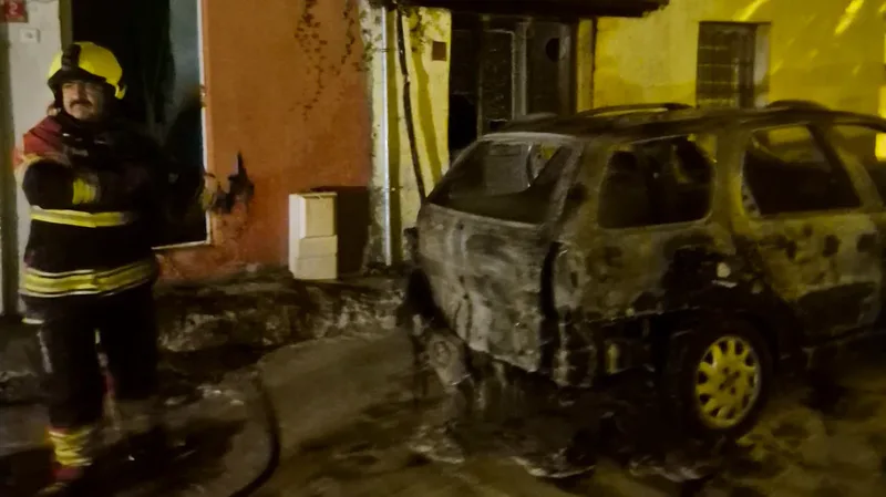 Bigadiç ilçesi Çavuş Mahallesi'nde tarihi Kadıcami yakınında park halindeki otomobilde