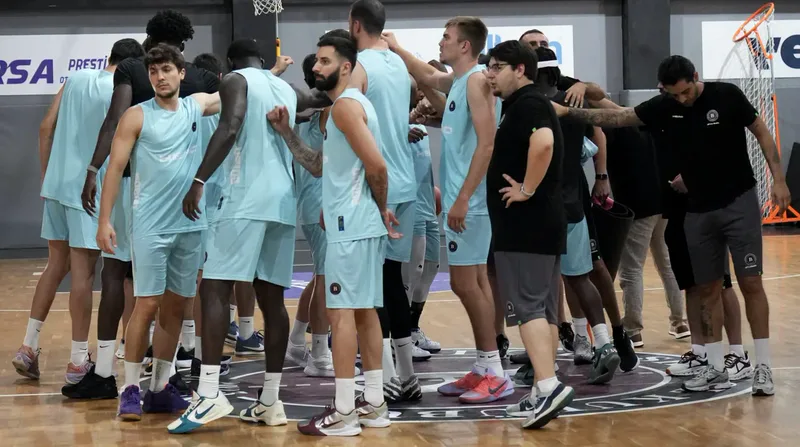 Balıkesir'in gururu Pizza Bulls Bordo Bandırma Basketbol takımı, yeni sezon