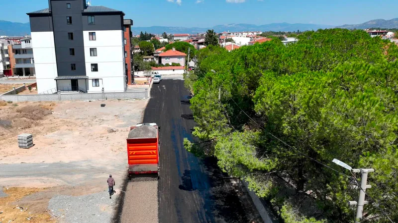 Burhaniye Belediyesi Fen İşleri Müdürlüğü, ilçe genelindeki 12 mahallede yol