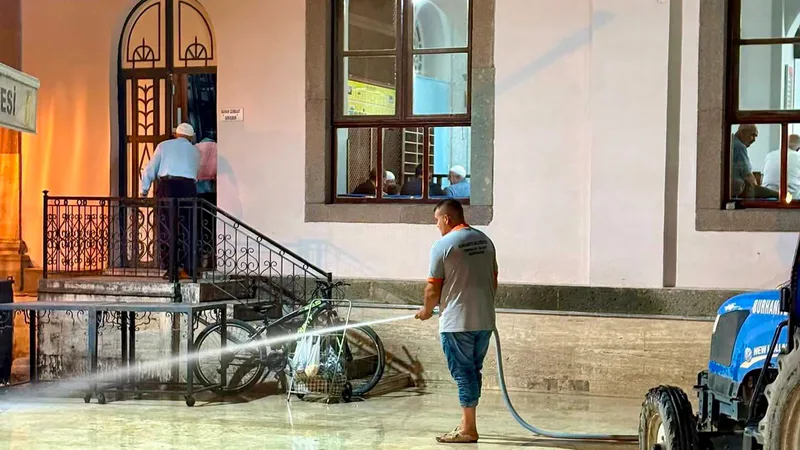 Burhaniye Belediyesi Temizlik İşleri Müdürlüğü ekipleri, ilçe genelinde dört mahallede