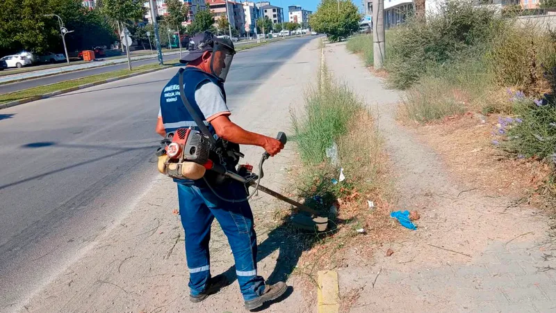 Burhaniye Belediyesi Temizlik İşleri Müdürlüğü ekipleri, merkez ve kırsal mahallelerde