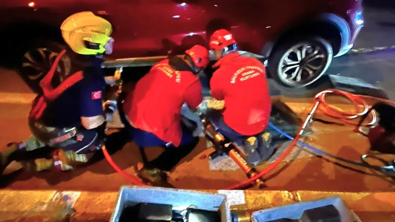 Burhaniye ilçesi İskele Mahallesi sınırlarındaki E-87 Karayolu'nda bir otomobilin çarptığı