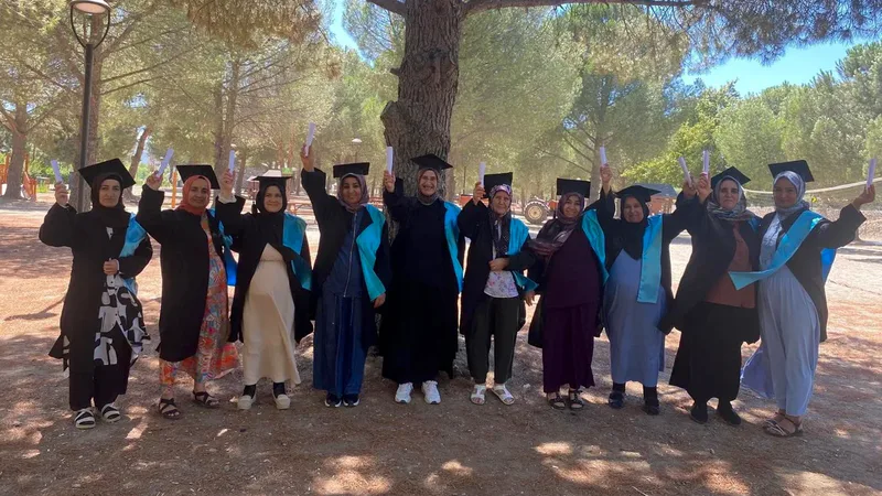 Burhaniye Bahçelievler Mahallesi'nde muhtar Yasemin Kozan öncülüğünde başlatılan okuma yazma