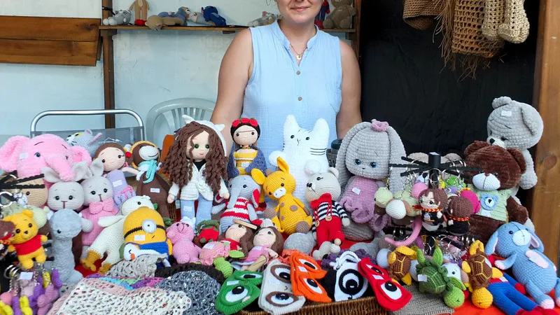 Burhaniye'de 5 yıldır örgü bebek üreten Dilek Tuna, Ören Meydanı'nda