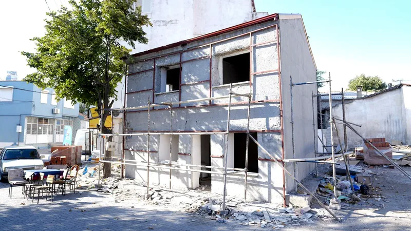 Türk edebiyatının usta şairi Cahit Sıtkı Tarancı'nın Burhaniye'deki tarihi evi,