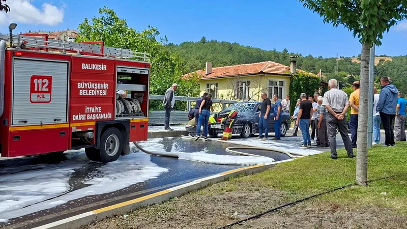 Balıkesir'in Dursunbey ilçesinde seyir halindeyken motor kısmından alev alan otomobil