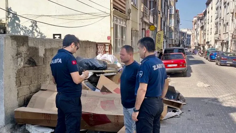 Edremit Belediyesi Zabıta Müdürlüğü ekipleri, kent genelinde izinsiz moloz, eski