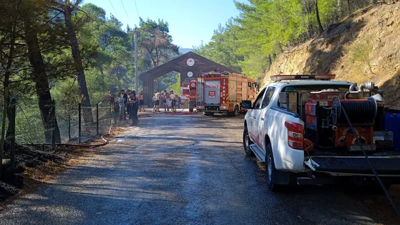 Balıkesir'in Edremit ilçesi Kazdağları eteklerindeki ormanlık alanda çıkan yangın, Balıkesir