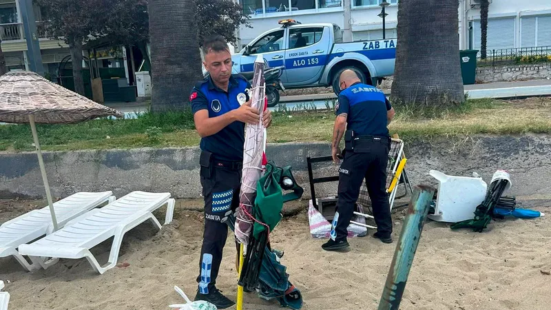 Erdek ilçesinde Çuğra ve Kanava sahillerinde kumsala zincirlerle sabitlenen masa,